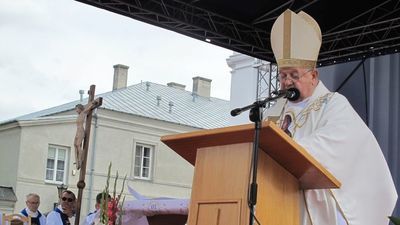 Kardynał Dziwisz w bazylice na Górze Chełmskiej. "Przywożę Wam dar modlitwy"