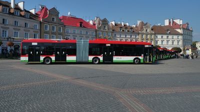 Trolejbusy Ursusa jeżdżą już po mieście od lat. Najnowszym nabytkiem jest 15 przegubowców. Rok temu były prezentowane na placu ZamkowymFot. Maciej Kaczanowski/archiwum