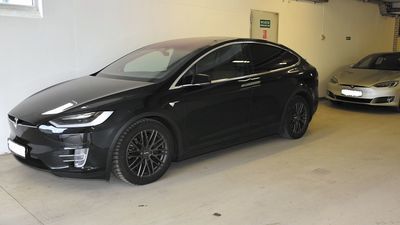 Auta marki Tesla nie wyjechały na Ukrainę. 
