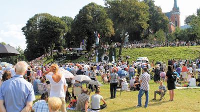 Tłumy wiernych na Placu Różańcowym w Wąwolnicy na sumie odpustowej. Ostatnia odbyła się w ubiegłą niedzielę