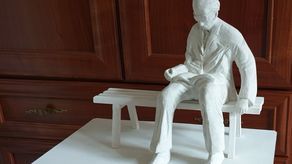 – Wzorowałem się na jednym z wielu zdjęć Jana Brzechwy, który był fotografowany, gdy siedział i rozdawał autografy, co robił bardzo chętnie – mówi Bogdan Koczwara, autor projektu pomnika
