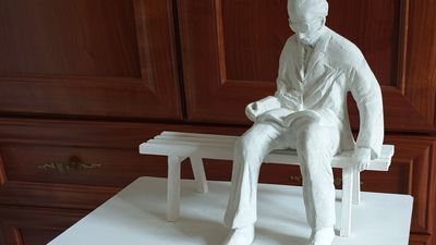 – Wzorowałem się na jednym z wielu zdjęć Jana Brzechwy, który był fotografowany, gdy siedział i rozdawał autografy, co robił bardzo chętnie – mówi Bogdan Koczwara, autor projektu pomnika
