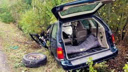 Samochód wypadł z drogi i uderzył w drzewo. Kobieta zginęła, mąż trafił do szpitala