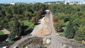 W odnawianym parku wyznaczono już przebieg nowych ścieżek, chociaż jeszcze nie wszystkie są w budowane