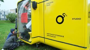 Otwarte Studio Antyfaszystowskie przed Galerią labirynt. Kiosk będzie dostępny dla zwiedzających do wtorku do godz. 12.