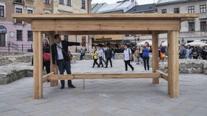 Pęknięty stół, nadpalone witacze, zaorana ziemia. Co oznaczają instalacje w centrum Lublina? [zdjęcia]