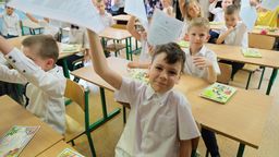 O tradycyjnym zakończeniu roku szkolnego, podczas którego świadectwa odbierali sami uczniowie, można zapomnieć. Teraz po nie będą musieli się zgłosić rodzice