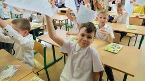 O tradycyjnym zakończeniu roku szkolnego, podczas którego świadectwa odbierali sami uczniowie, można zapomnieć. Teraz po nie będą musieli się zgłosić rodzice