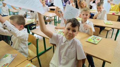 O tradycyjnym zakończeniu roku szkolnego, podczas którego świadectwa odbierali sami uczniowie, można zapomnieć. Teraz po nie będą musieli się zgłosić rodzice