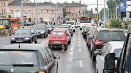 Objazd przez ul. Wolską jest dodatkowo utrudniony trwającą tu wymianą konstrukcji zatok przystankowych. Z tego powodu autobusy i trolejbusy stają na pasie jezdni, co spowalnia przejazd