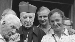 Prymas Polski, kardynał Stefan Wyszyński wśród wiernych na terenie klasztoru jasnogórskiego. Lata 70.