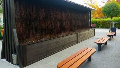 Tężnie znajdują się przy ciągu pieszym prowadzącym od ul. Curie-Skłodowskiej do Skweru Solidarności