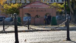 Prostokątna budowla dwuizbowa z dostawką (prawdopodobnie dawny ratusz z wieżą zegarową) znajduje się w centralnej części placu – między Pomnikiem Kraśnickiej Cegły a drogą

 