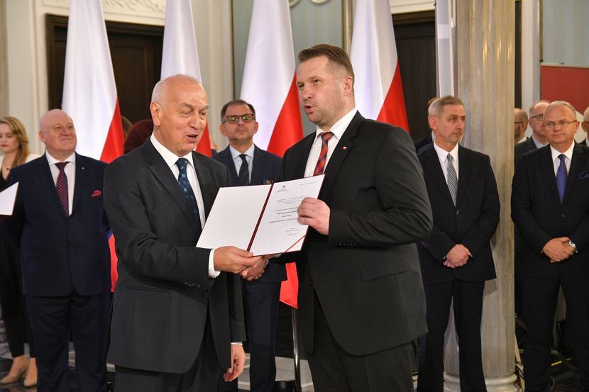 Wojewoda Przemysław Czarnek podczas uroczystości wręczenia posłom na Sejm IX kadencji zaświadczeń o wyborze