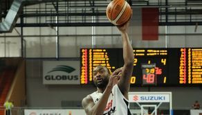 Jimmie Taylor dominuje w strefie podkoszowej