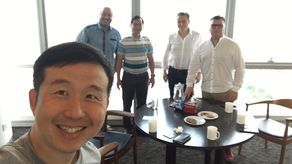 Na pierwszym planie: Stephen Ho. W tle od lewej: Adam Kołodziej, Chua Keng Chay, Jarosław Duda (menedżer inkubacji) oraz Ireneusz Krasucki
