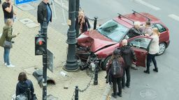 Wypadek na Krakowskim Przedmieściu w Lublinie. Seat uderzył w słup sygnalizacji świetlnej