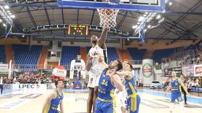 Jimmie Taylor (w białym stroju) zagrał przeciętny mecz, ale i tak był najlepszym zawodnikiem Startu we wczorajszym spotkaniu

