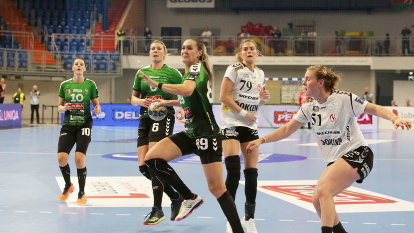 Kinga Achruk (z piłką) rzuciła 5 bramek w sobotnim meczu z Team Esbjerg w Lidze Mistrzyń.