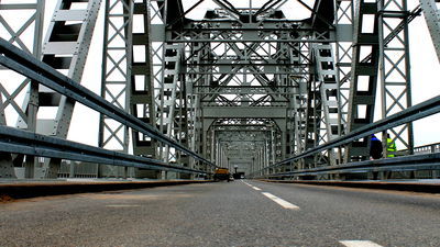 Ostatnie prace na starym moście, wandale dali już o sobie znać [zdjęcia]