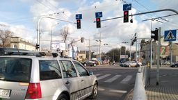 Lublin: Czarna folia testuje cierpliwość kierowców na pl. Bychawskim