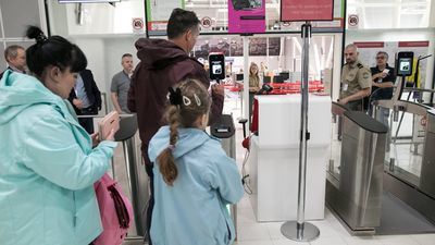 Dodatkowe loty zwiększają ofertę przede wszystkim dla osób planujących dalszą podróż z Warszawy