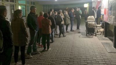 Niezwykła frekwencja w wyborach. Ludzie głosowali nawet 45 minut po zakończeniu ciszy wyborczej