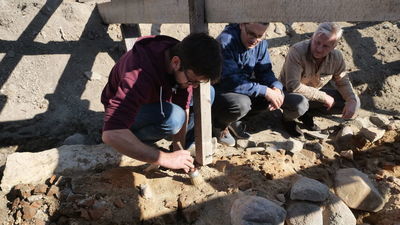 Na zdjęciu od lewej: archeolog Janusz Winiarczyk, dr Dominik Szulc, historyk PAN, Społeczny Opiekun Zabytków Miasta Kraśnik, współpracujący z archeologami i Marcin Piotrowski, archeolog, który kieruje pracami w Kraśniku.