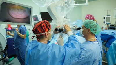  Prof. Marcin Szymański z Kliniki Otolaryngologii i Onkologii Laryngologicznej SPSK4 w Lublinie, który wszczepił wczoraj pierwsze implanty ślimakowe najnowszej generacji