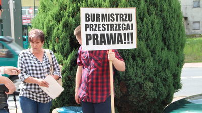 Pani Maria wraz z synem pikietowała pod urzędem miasta w Radzyniu w lipcu 2018 roku