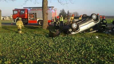 Wypadek na DK19 Lublin-Kraśnik. Dachowanie samochodu, ciągnącego busa na lawecie