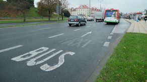 Buspas na al. Tysiąclecia po stronie Dworca Głównego PKS powstał w połowie grudnia 2016 r. Zniknie
