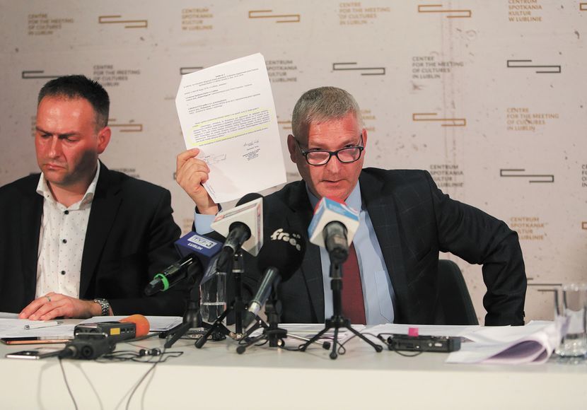 Podczas głośnej konferencji prasowej Marek Krakowski (z prawej), ówczesny dyrektor CSK, przez blisko godzinę wymieniał rzekome nieprawidłowości swojego poprzednika Piotra Franaszka