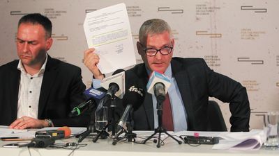 Podczas głośnej konferencji prasowej Marek Krakowski (z prawej), ówczesny dyrektor CSK, przez blisko godzinę wymieniał rzekome nieprawidłowości swojego poprzednika Piotra Franaszka