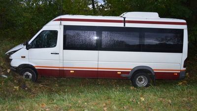 Wyprzedzał na zakręcie. Zderzenie busa z osobówką