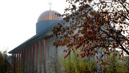 Ks. Henryk Olech posługę w Puławach zaczął w roku 2002 r. Jego misją od samego początku była budowa nowej świątyni.