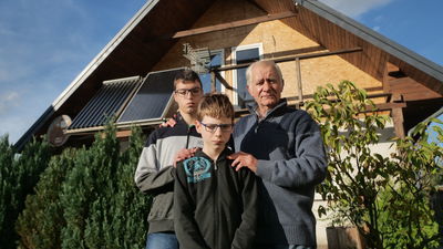 13-letni Kacper i 14-letni Marcin z dziadkiem przy rodzinnym domu

