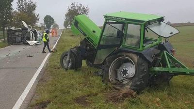 Po uderzeniu przez samochód dostawczy traktorzysta wypadł przez tylną szybę