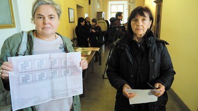 – Będę miała bloki wzdłuż swojej działki – mówi Jolanta Bodo (na zdjęciu z lewej), która już w zeszłym roku złożyła skargę do Samorządowego Kolegium Odwoławczego. – Kolegium przekazało sprawę do ponownego rozpatrzenia Urzędowi Miasta, który znów zgodził się na bloki, bo nie widział przeciwwskazań – opowiada Grażyna Niedziela (na zdjęciu z prawej), jedna z protestujących