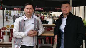 Twórcy strony OtoStolik: Stanislav Lesiuk (po lewej stronie) i Sergiusz Lebedyn