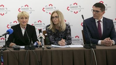 Dobra wiadomość dla muzyków orkiestry symfonicznej i melomanów. Miasto może budować filharmonię przy ul. Sadowej. Od lewej: Anna Gruszkiewicz, zastępca dyrektora Orkiestry Symfonicznej im. Karola Namysłowskiego w Zamościu, Małgorzata Bzówka, wiceprezydent Zamościa, Joanna Rączka, dyrektor Wydziału Budownictwa, Urbanistyki i Ochrony Zabytków UM i Piotr Orzechowski, dyrektor Wydział Kultury i Sportu UM