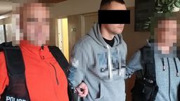 Schował się pod pierzyną. Żona powiedziała, że go nie zna