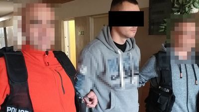 Schował się pod pierzyną. Żona powiedziała, że go nie zna