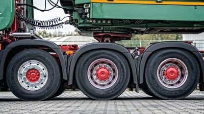 Przeważnie polscy kierowcy wyjeżdżają do Niemiec, żeby pracować w systemie 2/2: praca przez dwa tygodnie, a na następne dwa przyjazd do Polski. Stawki dla kierowców zaczynają się od 2 tys. euro „na rękę” miesięcznie.