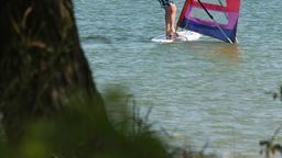 Strażacy ratowali mężczyznę pływającego na desce po jeziorze Krasne