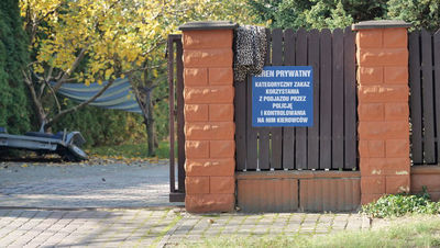 Tabliczka na posesji pod Lublinem. Właściciel zakazuje kontroli policyjnych na podjeździe