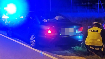 Kolejne samochody wjeżdżały w niezwykłą przeszkodę na S12. Z przyczepki spadła... kanapa