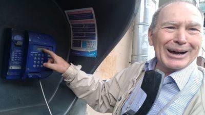 Z budki telefonicznej w obrębie miasta na telefony stacjonarne można dzwonić bezpłatnie. Telekomunikacja (firma prywatna) na nich nie zarabia więc powoli znikają