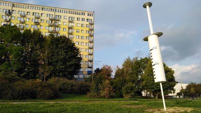 Wielka biała strzykawka wbita w ziemię w Lublinie. O co chodzi? [zdjęcia]