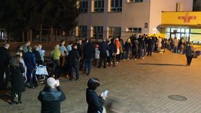 Kolejka do lokalu przy al. Spółdzielczości Pracy